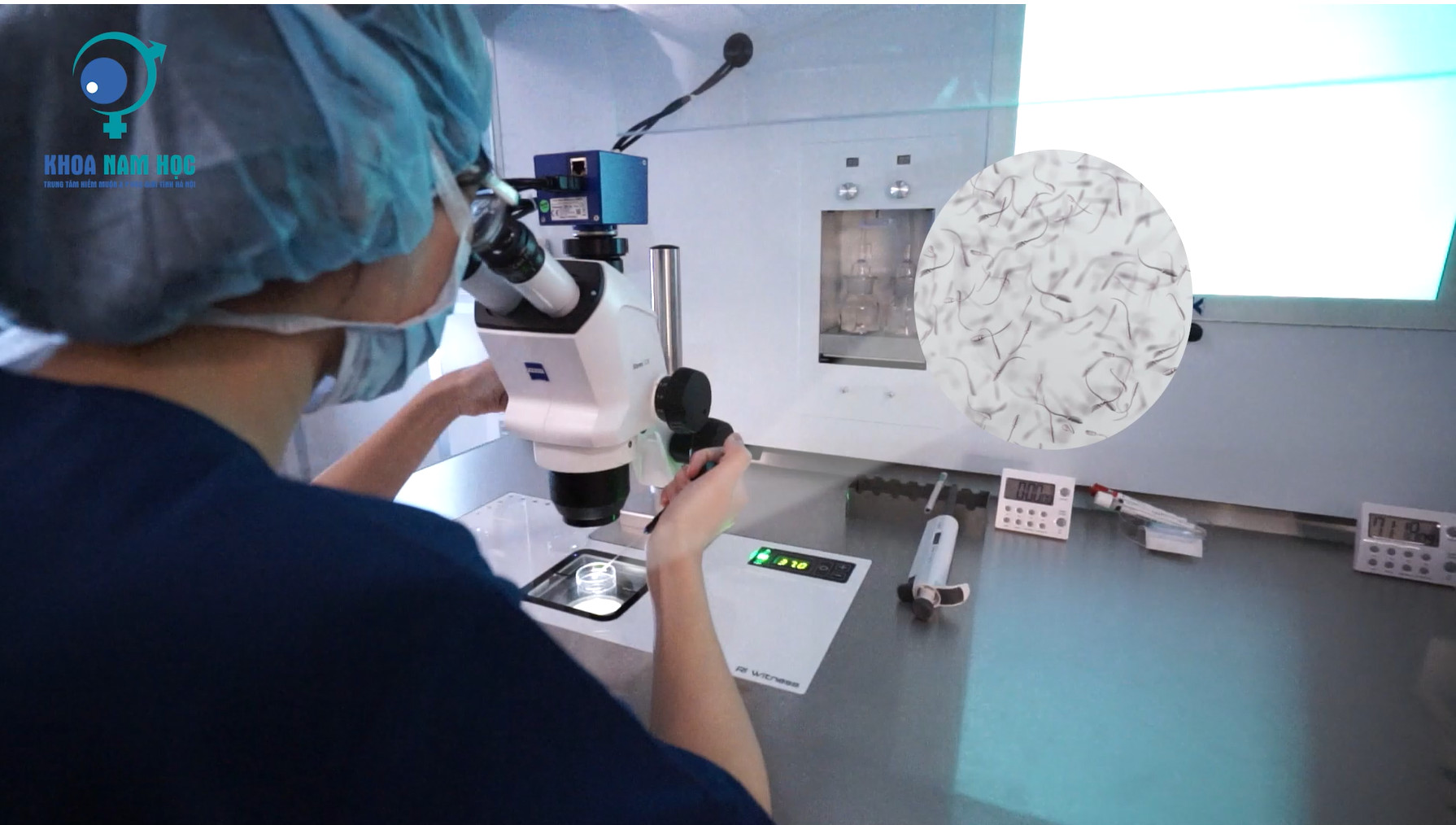 Mẫu tinh dịch của nam giới sẽ được kiểm tra bằng máy ly tâm hoặc soi dưới kính hiển vi